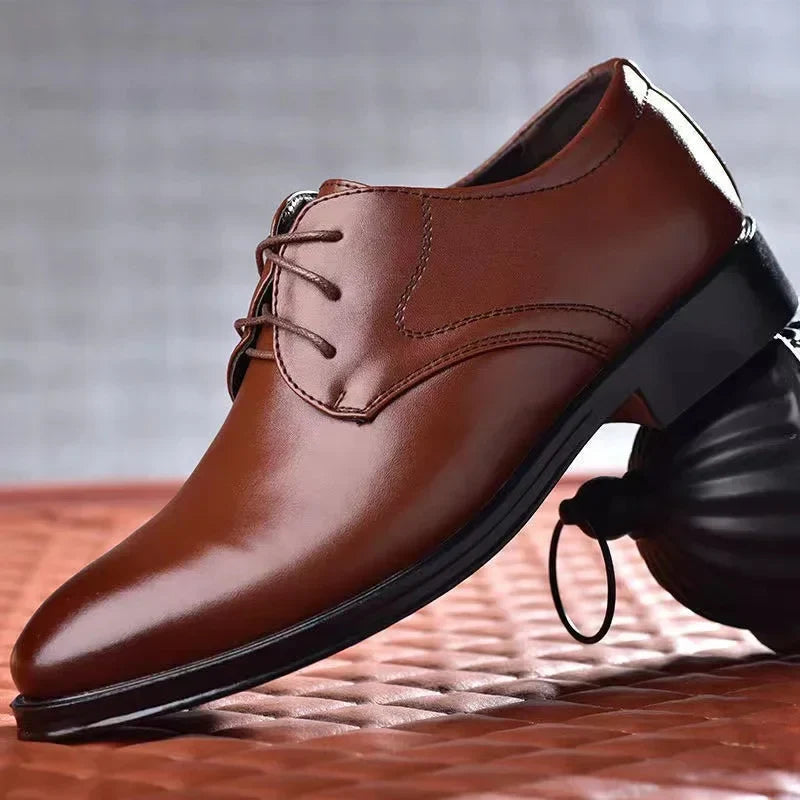 Grote smoking stijl formele lakschoenen