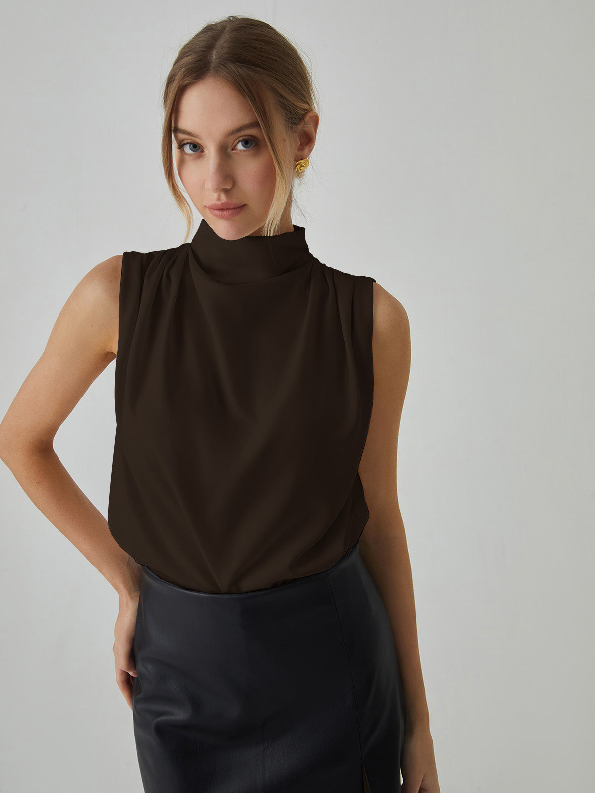 Geplooide mouwloze blouse met hoge hals